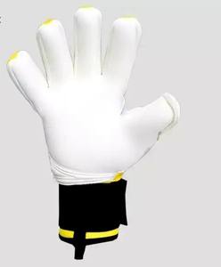 Guantes deportivos de alta calidad, ligeros y diseñados con estilo por fabricantes de renombre para porteros - Product Image 5