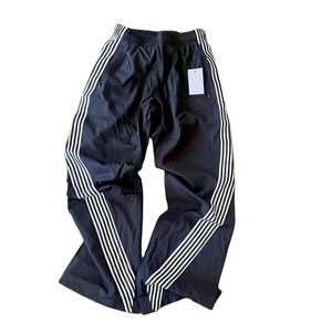 กางเกงขายาวลำลองผ้าไนลอนกันน้ำทรงหลวมลายทางโค้ง ระบายอากาศได้ดี ไซส์พลัสสำหรับผู้ชายและผู้หญิง แฟชั่นใหม่ - Product Image 1