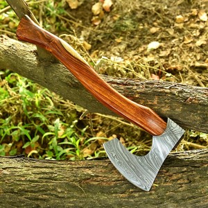 Hacha de Estilo Vikingo Forjada a Mano en Acero de Damasco con Mango de Madera y Funda de Cuero, Hacha Personalizada para Trabajos de Madera OEM - Product Image 1