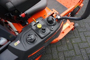 Cortadora de Césped de Giro Cero Kubota Z122R, Motor Kawasaki de 21.5 HP, Cortadora de Césped de 42 Pulgadas, Tractor de Jardín en Venta - Product Image 6