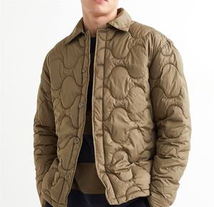 2023 Top Trending Men's Letterman Bomber Jacket de alta calidad a prueba de viento acolchado de tela de algodón relleno para el invierno - Product Image 1