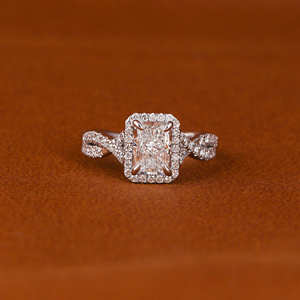 Radiant Cut Lab Créé Diamant Halo Cluster Réglage Bague de Fiançailles 14KT Plaqué Or Massif Sans Conflit À La Mode IGI Certifié - Product Image 1