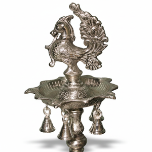 Soporte de metal con acabado antiguo para Diya, con campanas colgantes y diseño de pavo real, para lámpara de aceite tradicional, ideal para decoración del hogar y Puja - Product Image 2