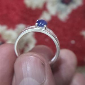 แหวนพลอยมรกตพม่าแท้ 925 เงินแท้ ประดับพลอยมรกตโมกอค น้ำหนัก 0.75 กะรัต ทรงเหลี่ยม/เจียระไนแบบช่อง ดีไซน์หรูหรา เหมาะสำหรับทั้งชายและหญิง - Product Image 5