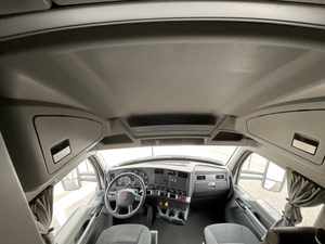 Camion semi-remorque T680 Sleeper 2022 d'occasion certifié propre - Cabine couchette à toit surélevé de 76 pouces, 400H, boîte automatique Endurant 12 vitesses, exportation mondiale - Product Image 3