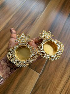 Urli ทองเหลืองตกแต่งด้วยมือที่ดีที่สุดพร้อมดิยาเหมาะสำหรับ Diwali และงานรื่นเริงบริษัทผลิตที่ใหญ่ที่สุด - Product Image 3