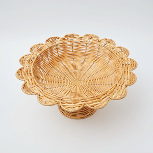 Plato de ratán para sostener flores, frutas y dulces con una base, con un diseño de concha único y hermoso. - Product Image 2