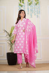 Ensemble Kurta droit en coton imprimé floral rose pour femmes avec col en V et manches 3/4, stylé avec un pantalon imprimé et un dupatta - Product Image 4