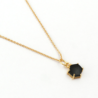 Collier Pendentif Chaîne à Maillons en Laiton Plaqué Or avec Onyx Noir, Finition Brossée, Sertissage à Griffes, Bijou Tendance Classique pour Anniversaire