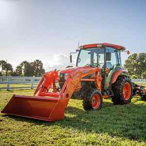 Tracteur agricole Kubota LA1055 avec quatre roues motrices design compact et système de levage hydraulique fiable - Product Image 1