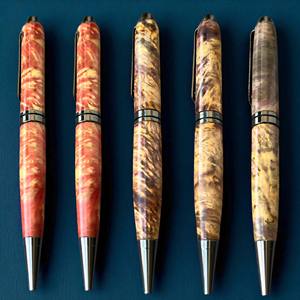 ปากกาลูกลื่นไม้เคลือบเรซิ่นสีเขียว-แดง-น้ำเงิน รุ่น Sapphire Collection งานแฮนด์เมดสุดหรู ขนาดหัวปากกา 0.7 มม. เหมาะสำหรับเป็นของขวัญทางธุรกิจหรือของที่ระลึก - Product Image 1