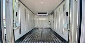 Asientos de Cuero Blancos Usados para Camioneta Refrigeradora H-100 2025, Transmisión Manual, Faros de Xenón, Motor de Gasolina, Luz de Congelador - Product Image 4