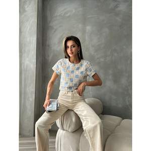 Blusa de Mujer Topshow de Manga Corta con Patrón a Cuadros y Crochet, Color Azul Crudo, Venta al Por Mayor - Product Image 4