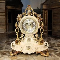Horloge de table en métal de qualité fiable ajoute une touche d'élégance intemporelle à n'importe quel bureau, alliant praticité et artisanat artistique.
