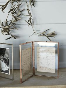 Marco de fotos de metal pesado bellamente diseñado, perfecto para mostrar la vida de la risa amorosa en un entorno tradicional real - Product Image 3