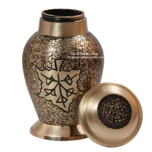 Jolies urnes souvenirs dorées en laiton pour motif gravé de feuilles de cendres humaines - Product Image 3