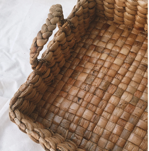 Plateaux en osier tissés à la main carrés en jacinthe d'eau du Vietnam avec poignée pour la décoration de la maison, de l'hôtel et du restaurant. - Product Image 3