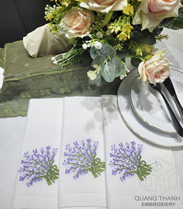 Serviette de table en coton blanc de haute qualité pour événements hôteliers à la maison, en stock avec broderie lavande et ruban - Product Image 5