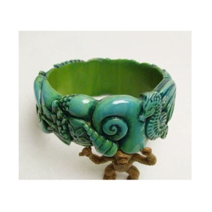 Brazalete de Resina Impermeable Único con Polvo Metálico y Toque Floral, Joyería Hecha a Mano para Colecciones de Regalos de Lujo Personalizables - Product Image 2