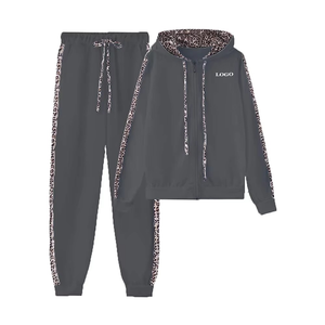 Ensemble de survêtements de sport pour femmes dernière tendance Ensemble de survêtement à capuche avec logo personnalisé pour femmes à des prix abordables Ensemble de survêtement en coton à fermeture éclair complète de couleur unie - Product Image 1