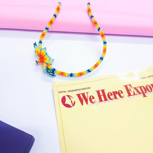 Bandeau perlé fabriqué à la main avec un design floral multicolore idéal pour les filles et les femmes parfait pour une tenue de fête style quotidien - Product Image 1