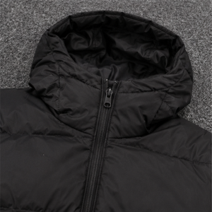 Veste d'hiver décontractée pour homme, longue, à capuche, style bomber, rembourrée en duvet, coupe-vent, avec logo sur le devant, noire, en polyester, fermeture éclair - Product Image 4