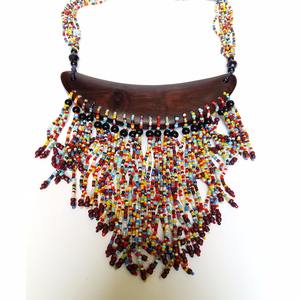 สร้อยคอลูกปัดชนเผ่าแอฟริกันทำมือ พร้อมจี้รูปพระจันทร์เสี้ยวไม้ - ประดับด้วยลูกปัดหลากสีสัน สไตล์โบฮีเมียน เครื่องประดับชาติพันธุ์ - Product Image 3