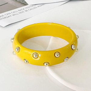 Brazalete Moderno Hecho a Mano con Cuentas de Oro y Resina - Product Image 2