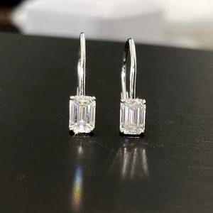 ต่างหูเพชรโมอิสซาไนต์ทรงเหลี่ยมมรกต 2.00 กะรัต ของขวัญสำหรับเธอ งานเครื่องประดับสั่งทำพิเศษ - Product Image 2