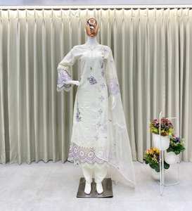 ชุดสูท Georgette Kameez สำหรับงานแต่งงานงานออกแบบโดยดีที่สุดพร้อมที่จะสวมใส่ - Product Image 1