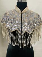 Cape en velours brodée à la main Conifer |   Travail de broderie en fil de soie floral de luxe |   Écharpe de soirée de créateur haut de gamme pour mariée