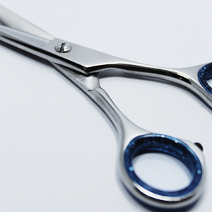 Tijera de peluquero con acabado pulido de estilo simple para cortar el cabello Producto de belleza y cuidado personal - Product Image 5