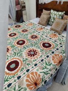 Couvre-lit en coton 100% - Couleurs vives - Broderie à la main Aari - Couture Kantha - Couvre-lit toute saison - Couvre-table - Product Image 4