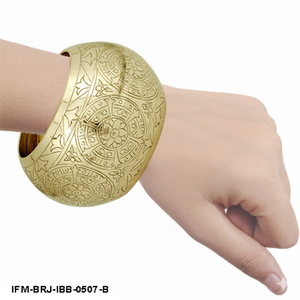 Brazalete de Latón Hecho a Mano, Brazalete Vintage con Grabado Floral de Mandala, Regalo para Ella - Product Image 3