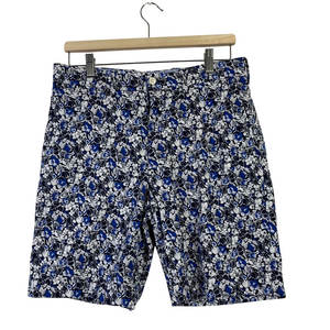 Shorts de golf pour hommes offrant un confort léger avec une coupe décontractée, idéal pour les promenades en plein air avec un look simple et propre - Product Image 1