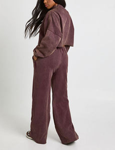 Ensemble 2 pièces pour femme en molleton 100% coton, sweat-shirt court uni délavé à l'acide, pantalon de jogging évasé, logo brodé personnalisé - Product Image 3