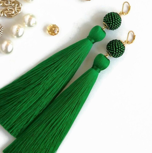 Pendientes de Borla Verde de Moda, Pendientes Largos con Flecos Verdes, Joyería Botánica, Pendientes Verde Bosque, Pendientes de Borla con Flecos - Product Image 1
