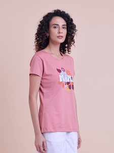 เสื้อยืดสีชมพูพิมพ์ลายดอกไม้มีสไตล์และใส่สบายสำหรับผู้หญิงเป็นมิตรกับสิ่งแวดล้อม - Product Image 5