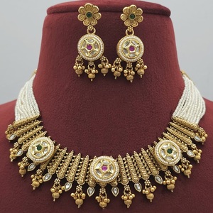 Exclusivo collar de calidad premium con acabado dorado mate con pendientes para mujer, joyería de diseñador para colección de ropa de boda - Product Image 1