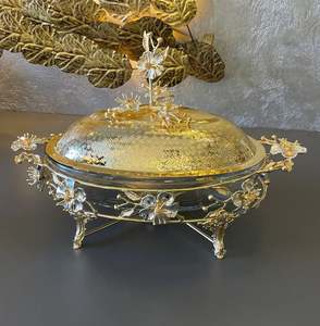 Plat à chafing en métal doré avec couvercle, chauffe-plats artisanal 6L/9L, luxe contemporain pour buffets, mariages, prix usine Inde - Product Image 1