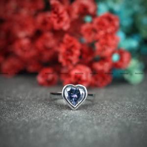 Bague de fiançailles en moissanite taille cœur sertie clos en argent 925, bijoux faits main pour cadeau de Saint-Valentin par Phoenix Enterprise - Product Image 1