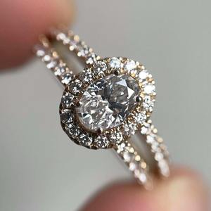 Este anillo de compromiso con diamante cultivado en laboratorio de corte ovalado y doble banda en oro amarillo macizo de 14k es una pieza de joyería fina lujosa y atemporal. - Product Image 3