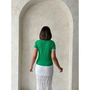 Topshow - Camiseta de punto con cuello redondo color crema esmeralda para mujer, venta al por mayor - Product Image 1