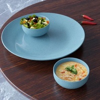 Assiette de table en céramique texturée turquoise avec bordure marron rustique, robuste et durable, idéale pour des repas de luxe au quotidien
