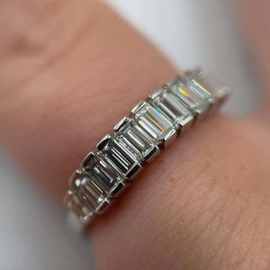 Half Eternity 1,2 Ctw Baguette Cut Lab Grown Diamond Band CVD Bezel Set Anillo de compromiso de boda en oro blanco Lab Creted Jewelry - Product Image 3