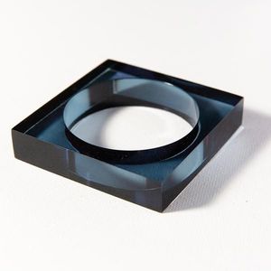 Meilleur bracelet jonc fantaisie en résine acrylique unisexe, classique et élégant, forme carrée, bijoux en résine noire pour anniversaire et fête, pour femme - Product Image 1