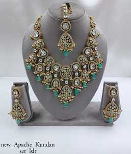 Boucles d'oreilles collier ras du cou en perles Kundan et Drop de fantaisie indienne traditionnelle avec Mangtikka pour femmes et filles - Product Image 2