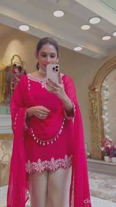 Haut court brodé tendance avec palazzo en chinon blanc et dupatta en dentelle coquillage - Product Image 2