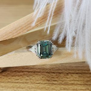 Anillo de compromiso de moissanita de tres piedras Anillo de moissanita verde 2,50 CTW Corte Esmeralda Anillo de plata esterlina de boda de diamante original - Product Image 2