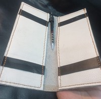 Portefeuille de chéquier en cuir véritable avec logo personnalisé par anwar enterprises pour unisexe